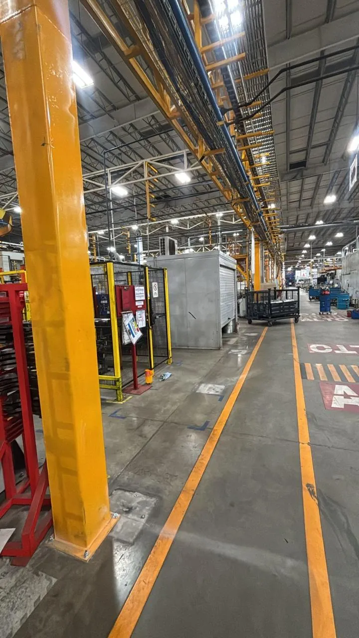 Nave industrial — circulación y layout